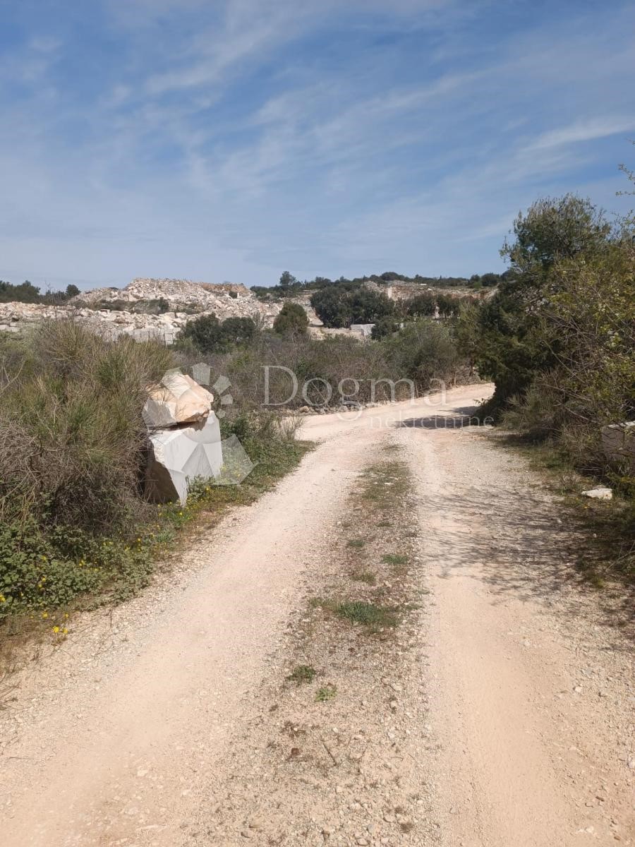 Zemljišče Donji Humac, Nerežišća, 16.432m2