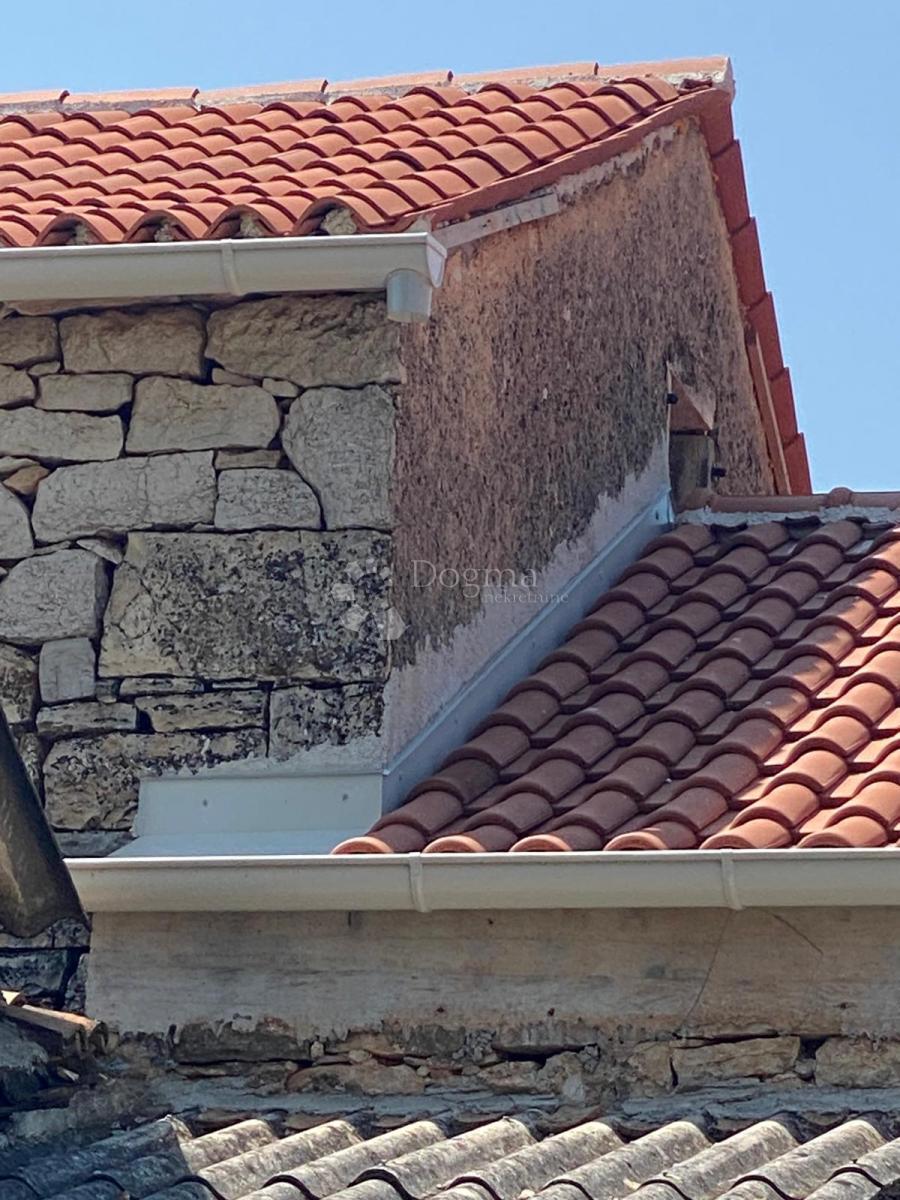 ČUDOVITA ISRSKA HIŠA NA SPROŠČUJOČI LOKACIJI