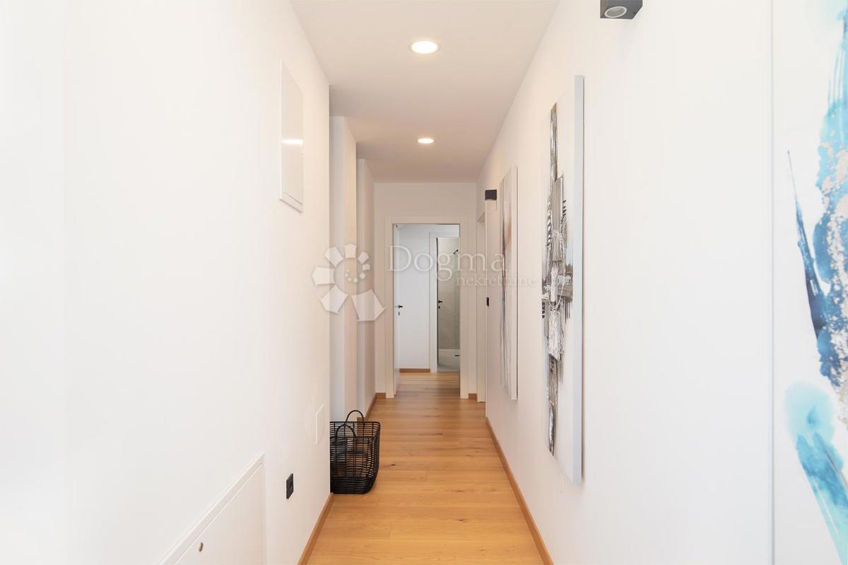 Hiša Medulin, 300m2