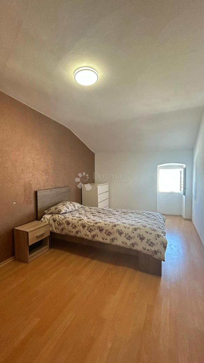 INVESTICIJSKA PRILOŽNOST - 2 STANOVANJI V SAMEM CENTRU ROVINJA!
