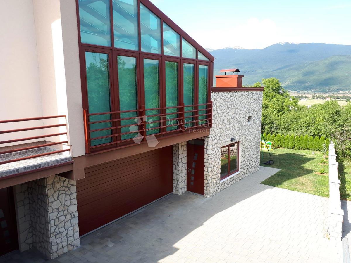 Prostorna luksuzna hiša v Korenici
