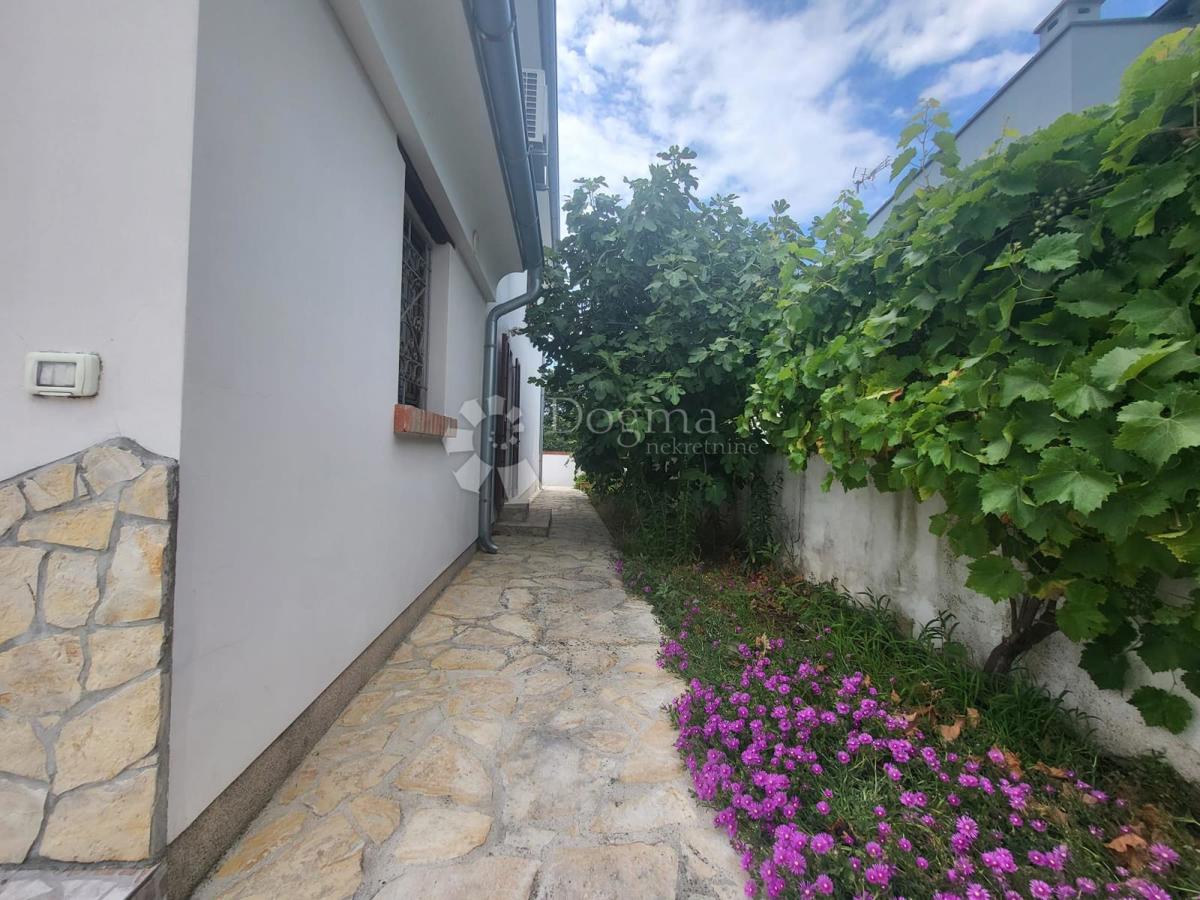 VRHUNSKA PRILOŽNOST – Hiša z značajem in dodatnim poslopjem, 3 minute od Svetvinčenta – 385.000 €