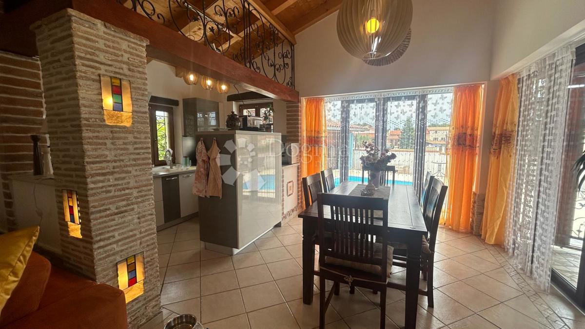 VRHUNSKA PRILOŽNOST – Hiša z značajem in dodatnim poslopjem, 3 minute od Svetvinčenta – 385.000 €