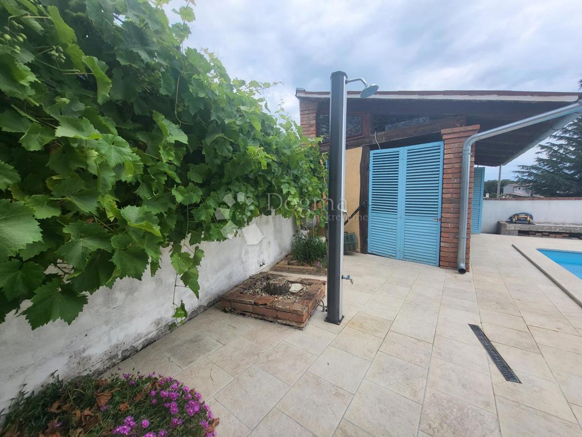 VRHUNSKA PRILOŽNOST – Hiša z značajem in dodatnim poslopjem, 3 minute od Svetvinčenta – 385.000 €