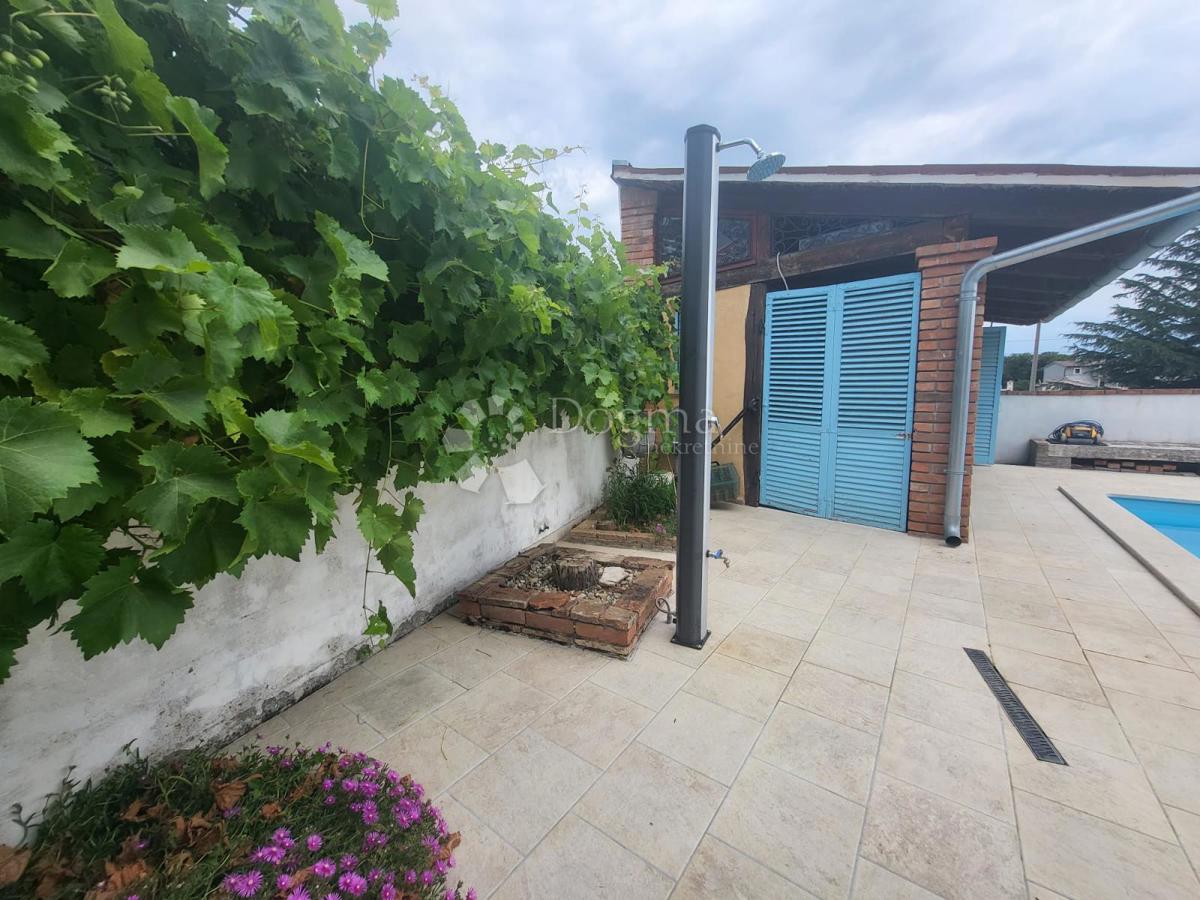 VRHUNSKA PRILOŽNOST – Hiša z značajem in dodatnim poslopjem, 3 minute od Svetvinčenta – 385.000 €