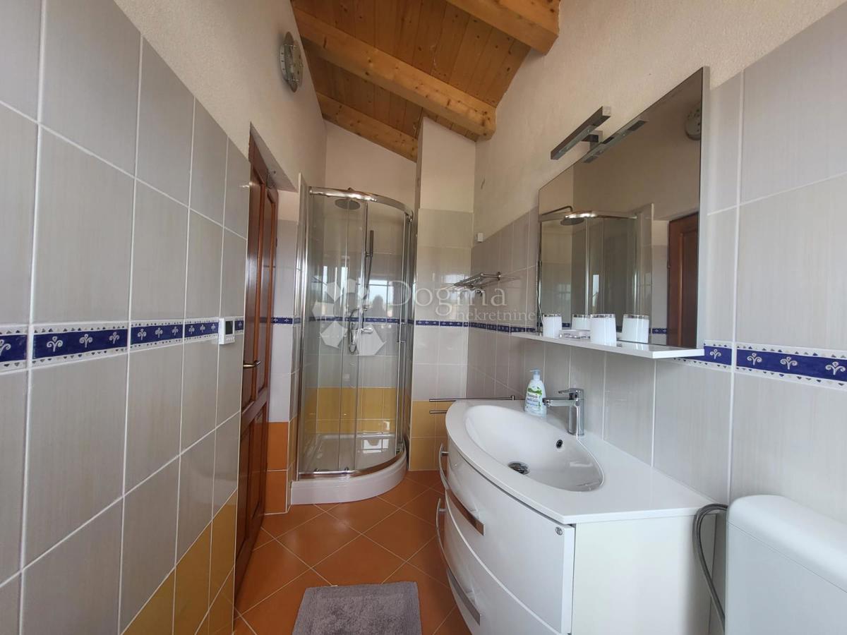 VRHUNSKA PRILOŽNOST – Hiša z značajem in dodatnim poslopjem, 3 minute od Svetvinčenta – 385.000 €