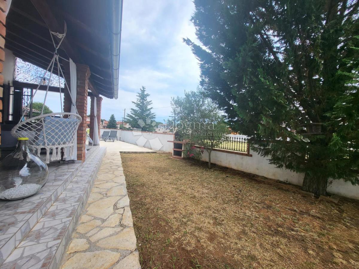 VRHUNSKA PRILOŽNOST – Hiša z značajem in dodatnim poslopjem, 3 minute od Svetvinčenta – 385.000 €