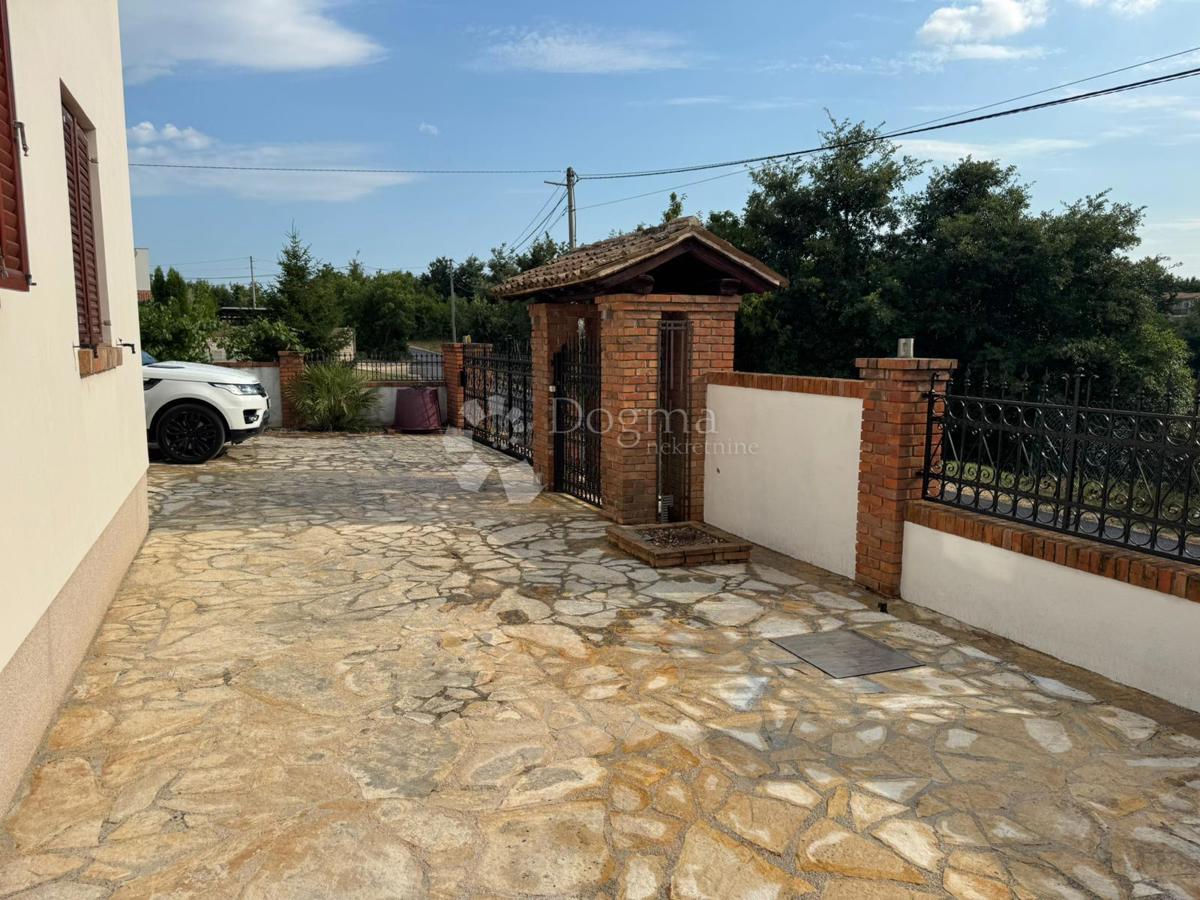 VRHUNSKA PRILOŽNOST – Hiša z značajem in dodatnim poslopjem, 3 minute od Svetvinčenta – 385.000 €