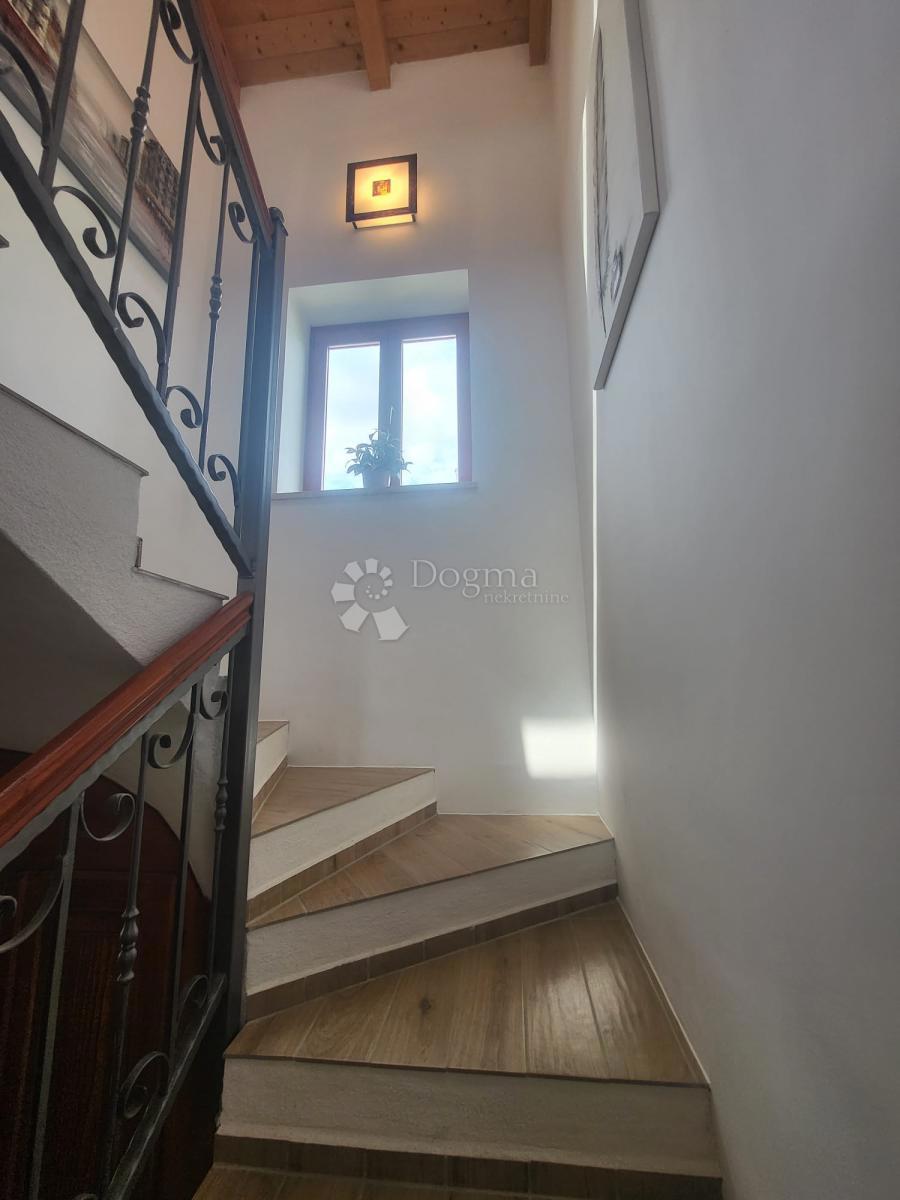 VRHUNSKA PRILOŽNOST – Hiša z značajem in dodatnim poslopjem, 3 minute od Svetvinčenta – 385.000 €