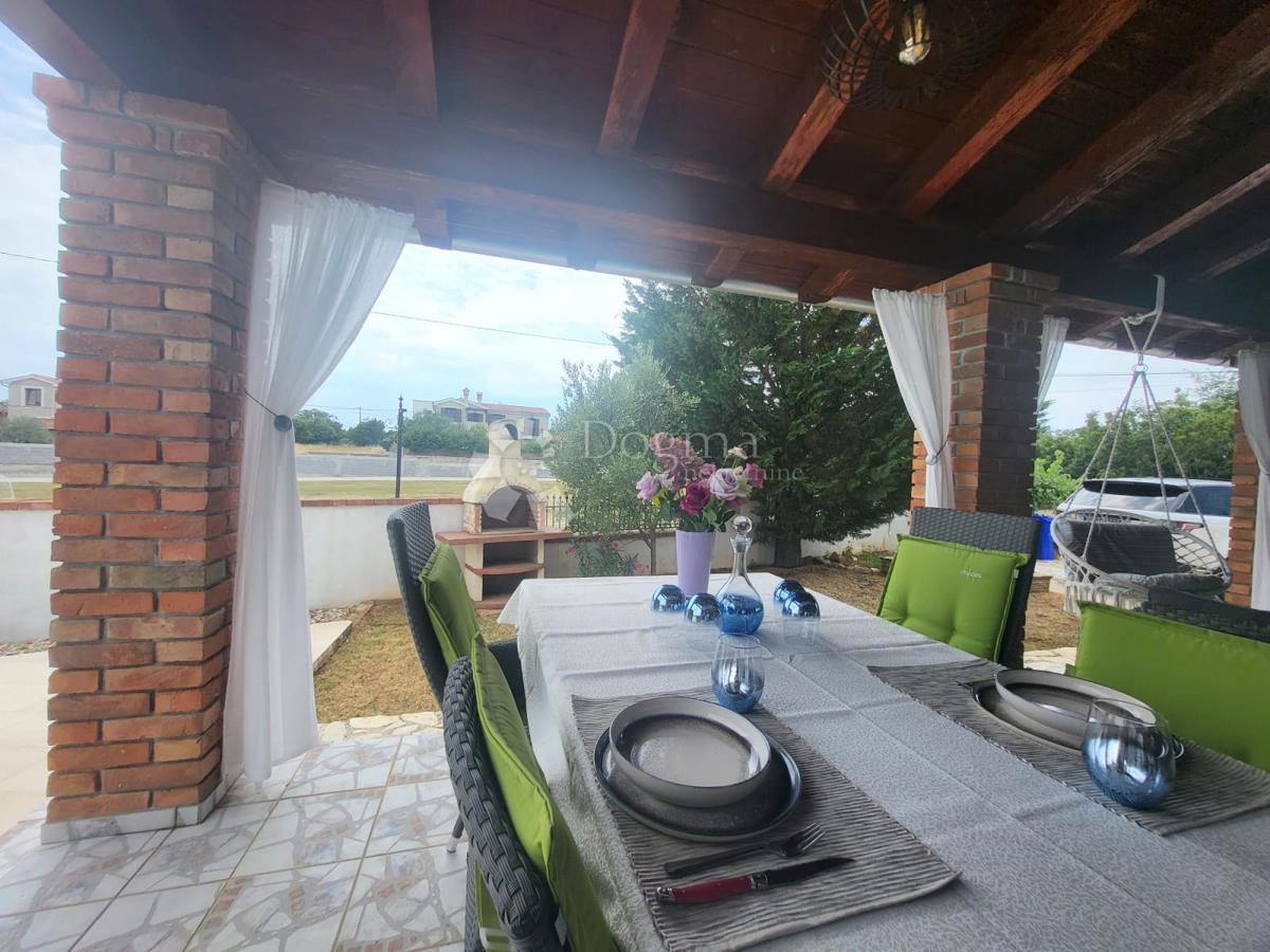 VRHUNSKA PRILOŽNOST – Hiša z značajem in dodatnim poslopjem, 3 minute od Svetvinčenta – 385.000 €