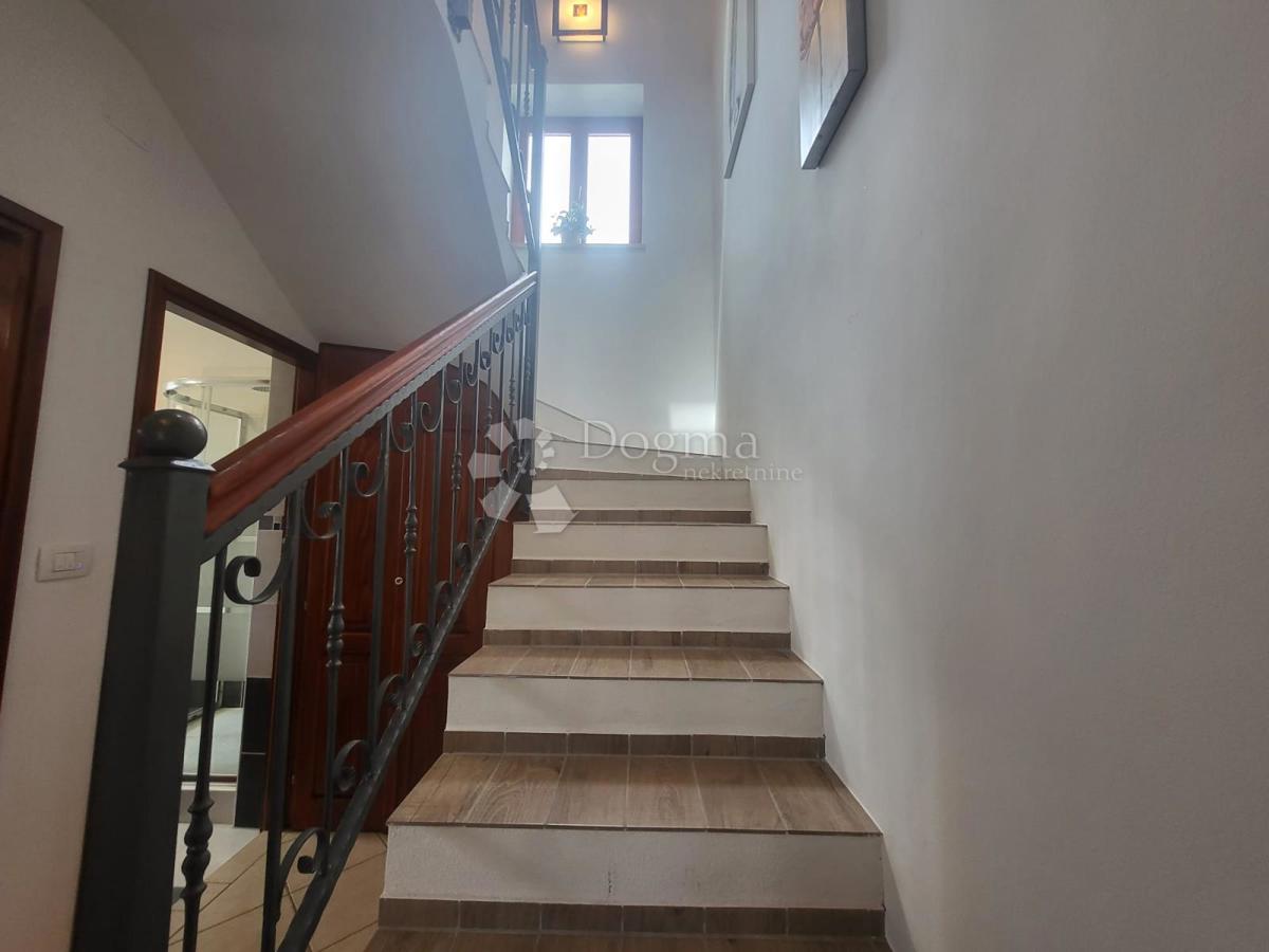 VRHUNSKA PRILOŽNOST – Hiša z značajem in dodatnim poslopjem, 3 minute od Svetvinčenta – 385.000 €