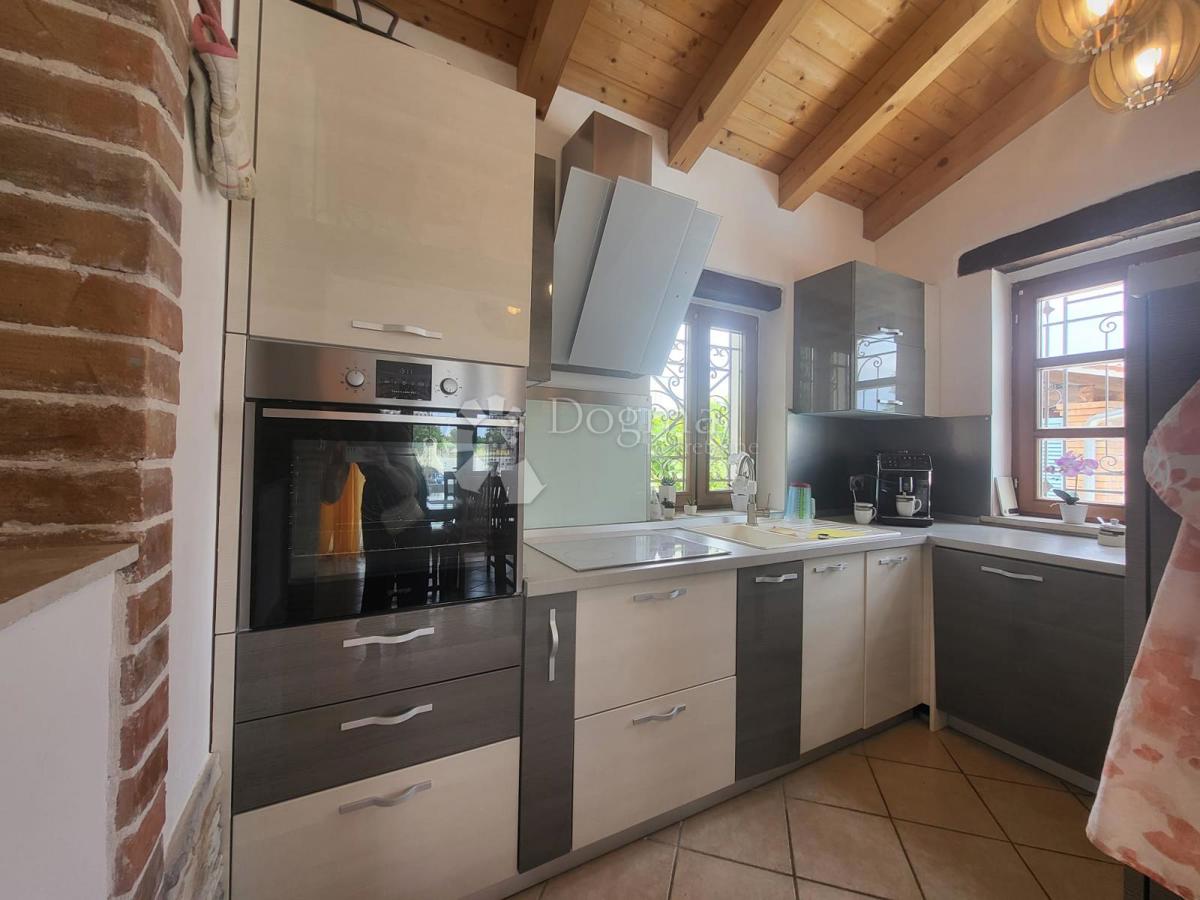 VRHUNSKA PRILOŽNOST – Hiša z značajem in dodatnim poslopjem, 3 minute od Svetvinčenta – 385.000 €