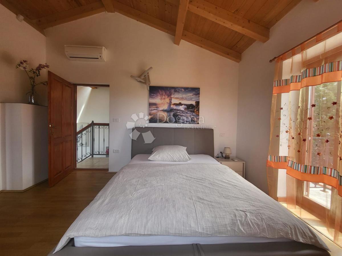 VRHUNSKA PRILOŽNOST – Hiša z značajem in dodatnim poslopjem, 3 minute od Svetvinčenta – 385.000 €