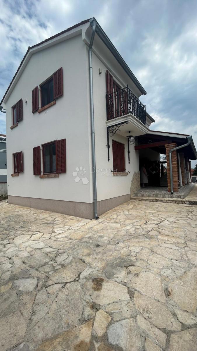 VRHUNSKA PRILOŽNOST – Hiša z značajem in dodatnim poslopjem, 3 minute od Svetvinčenta – 385.000 €