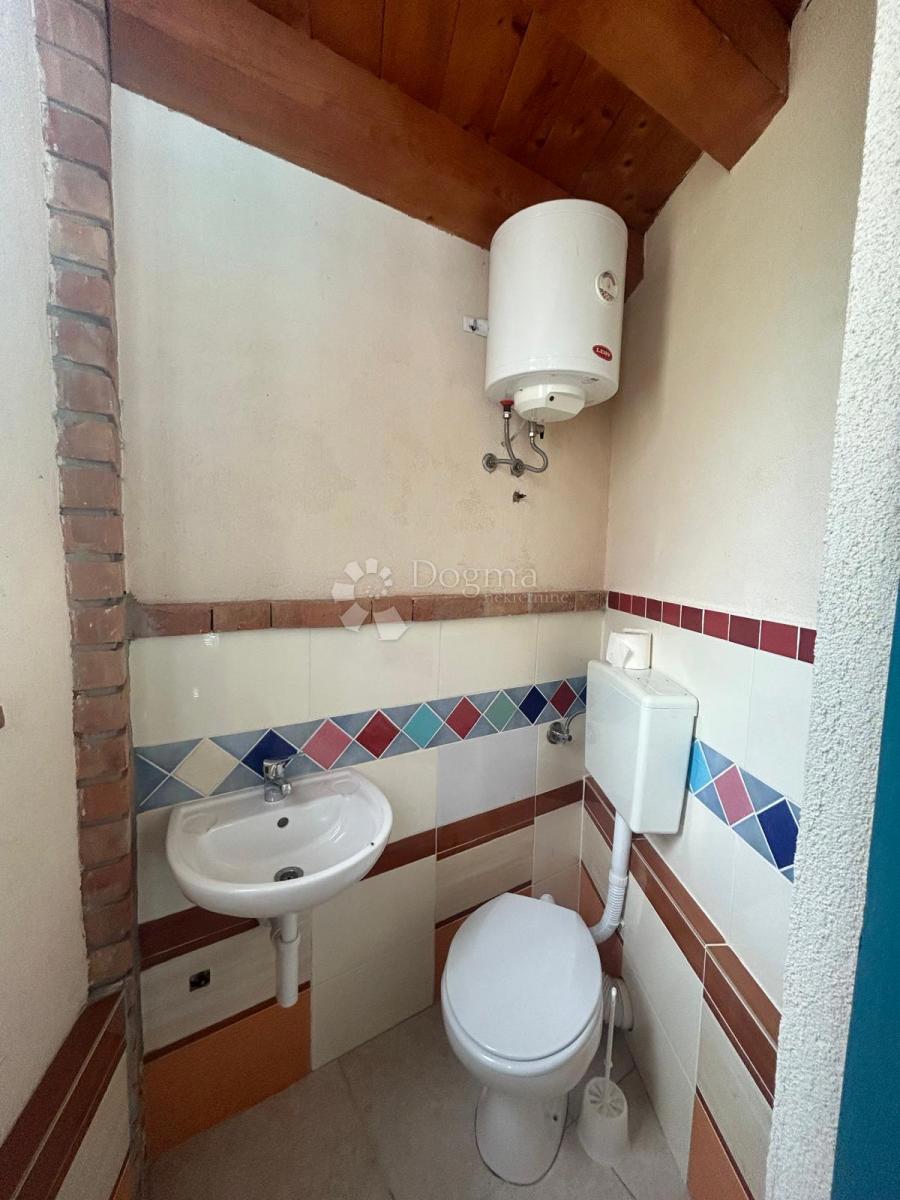 VRHUNSKA PRILOŽNOST – Hiša z značajem in dodatnim poslopjem, 3 minute od Svetvinčenta – 385.000 €