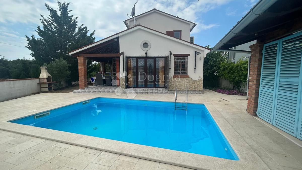 VRHUNSKA PRILOŽNOST – Hiša z značajem in dodatnim poslopjem, 3 minute od Svetvinčenta – 385.000 €