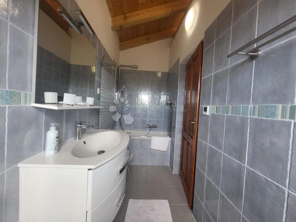 VRHUNSKA PRILOŽNOST – Hiša z značajem in dodatnim poslopjem, 3 minute od Svetvinčenta – 385.000 €