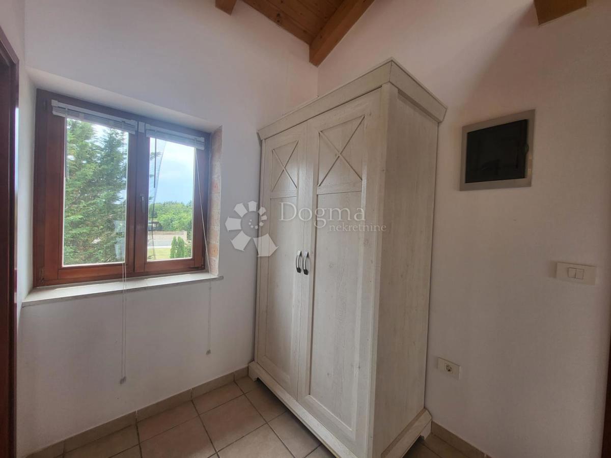 VRHUNSKA PRILOŽNOST – Hiša z značajem in dodatnim poslopjem, 3 minute od Svetvinčenta – 385.000 €