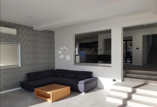 Hiša Kostrena, 300m2