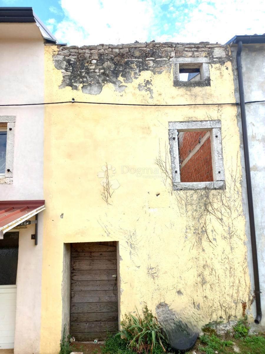 Istra, Tar, porušena kamnita hiša