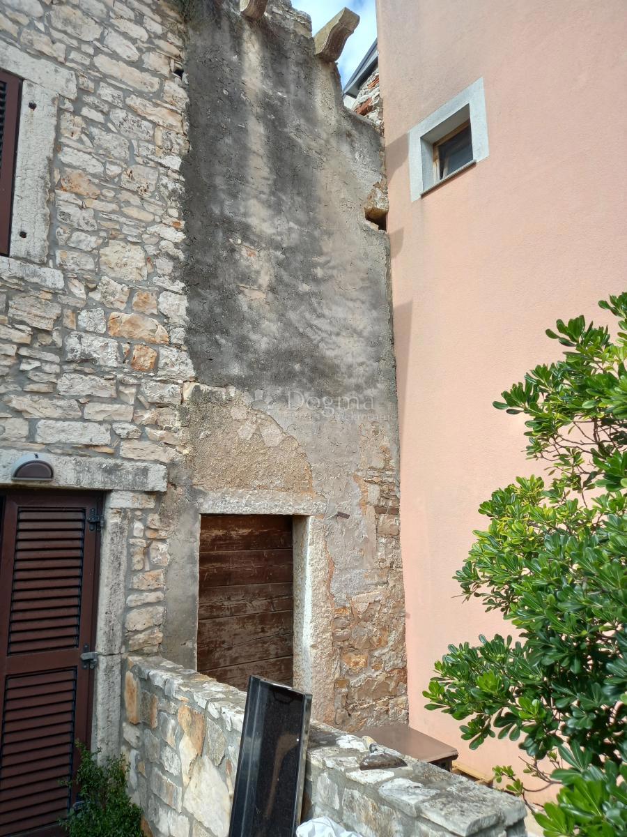 Istra, Tar, porušena kamnita hiša