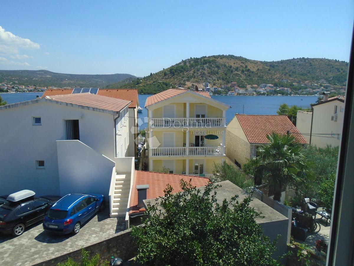 ROGOZNICA - HIŠA 3. VRSTA OD MORJA Z RAZGLEDOM