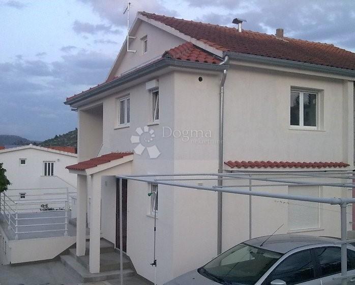 ROGOZNICA - HIŠA 3. VRSTA OD MORJA Z RAZGLEDOM