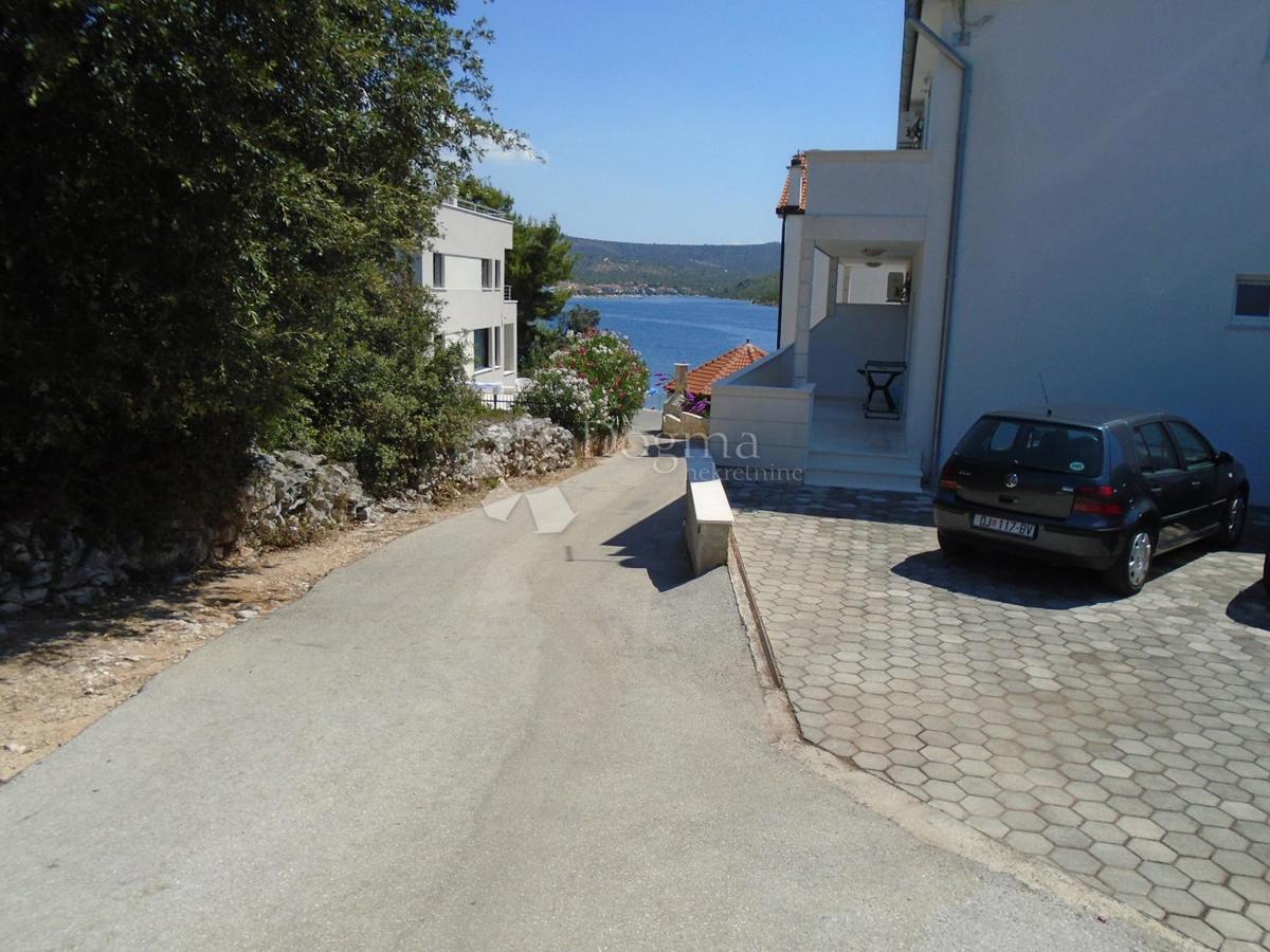 ROGOZNICA - HIŠA 3. VRSTA OD MORJA Z RAZGLEDOM