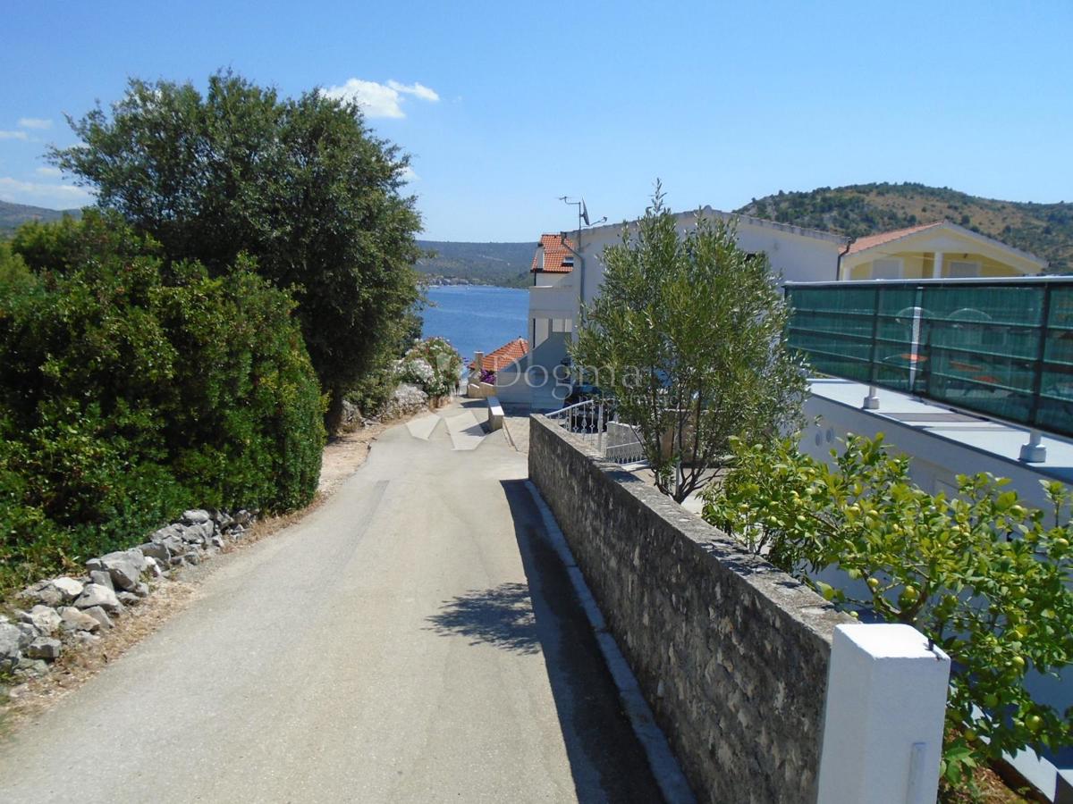 ROGOZNICA - HIŠA 3. VRSTA OD MORJA Z RAZGLEDOM