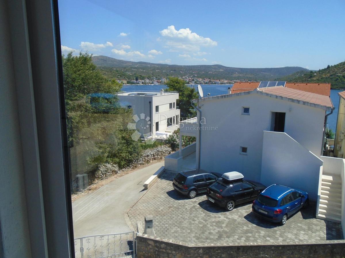 ROGOZNICA - HIŠA 3. VRSTA OD MORJA Z RAZGLEDOM