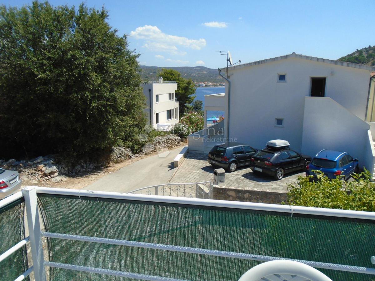 ROGOZNICA - HIŠA 3. VRSTA OD MORJA Z RAZGLEDOM