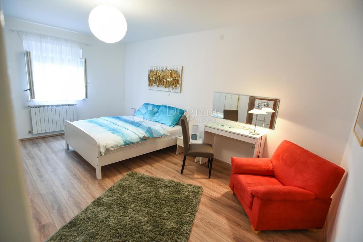 Elegantna družinska hiša z dvoriščem in garažo