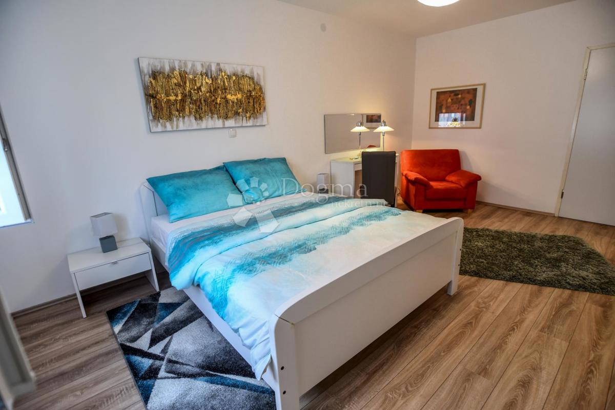 Elegantna družinska hiša z dvoriščem in garažo