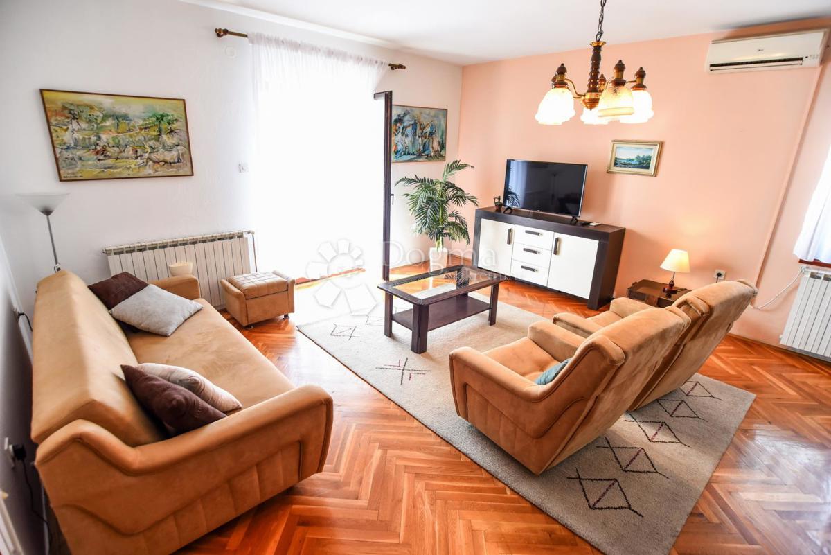 Elegantna družinska hiša z dvoriščem in garažo