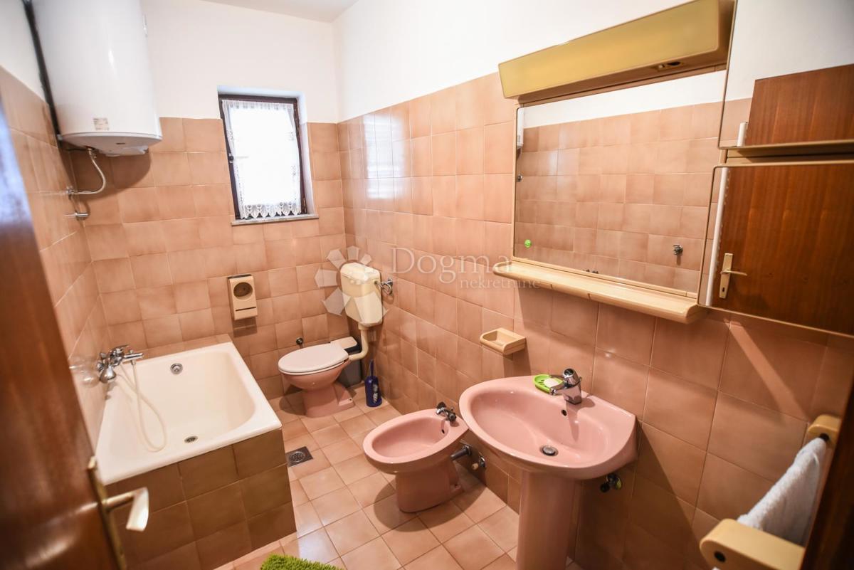 Elegantna družinska hiša z dvoriščem in garažo