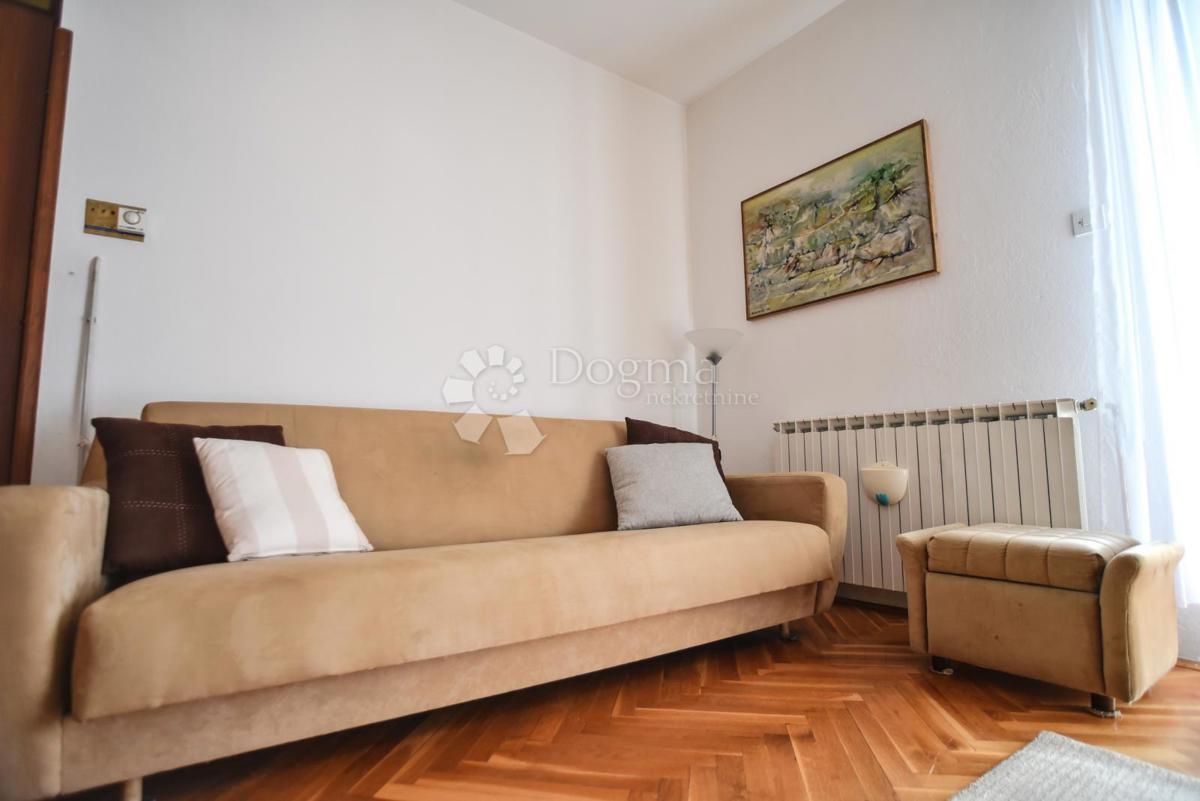 Elegantna družinska hiša z dvoriščem in garažo