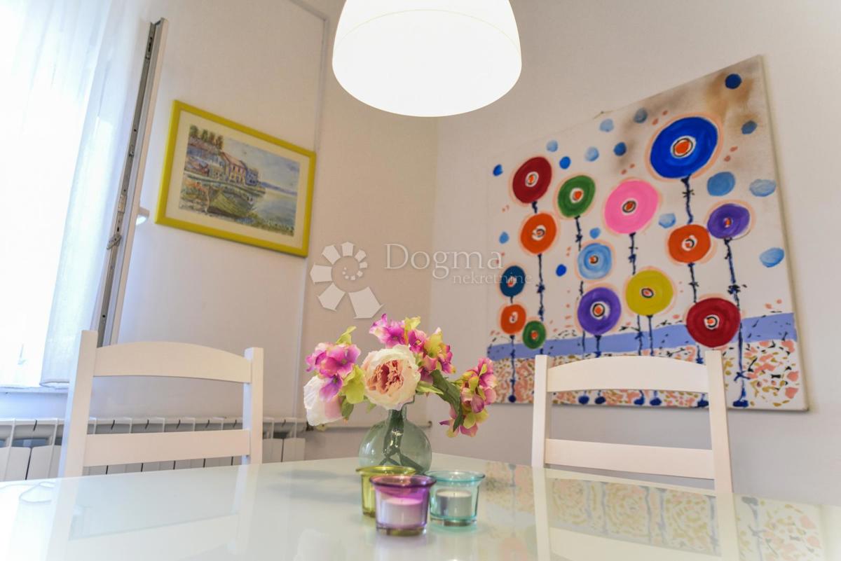 Elegantna družinska hiša z dvoriščem in garažo