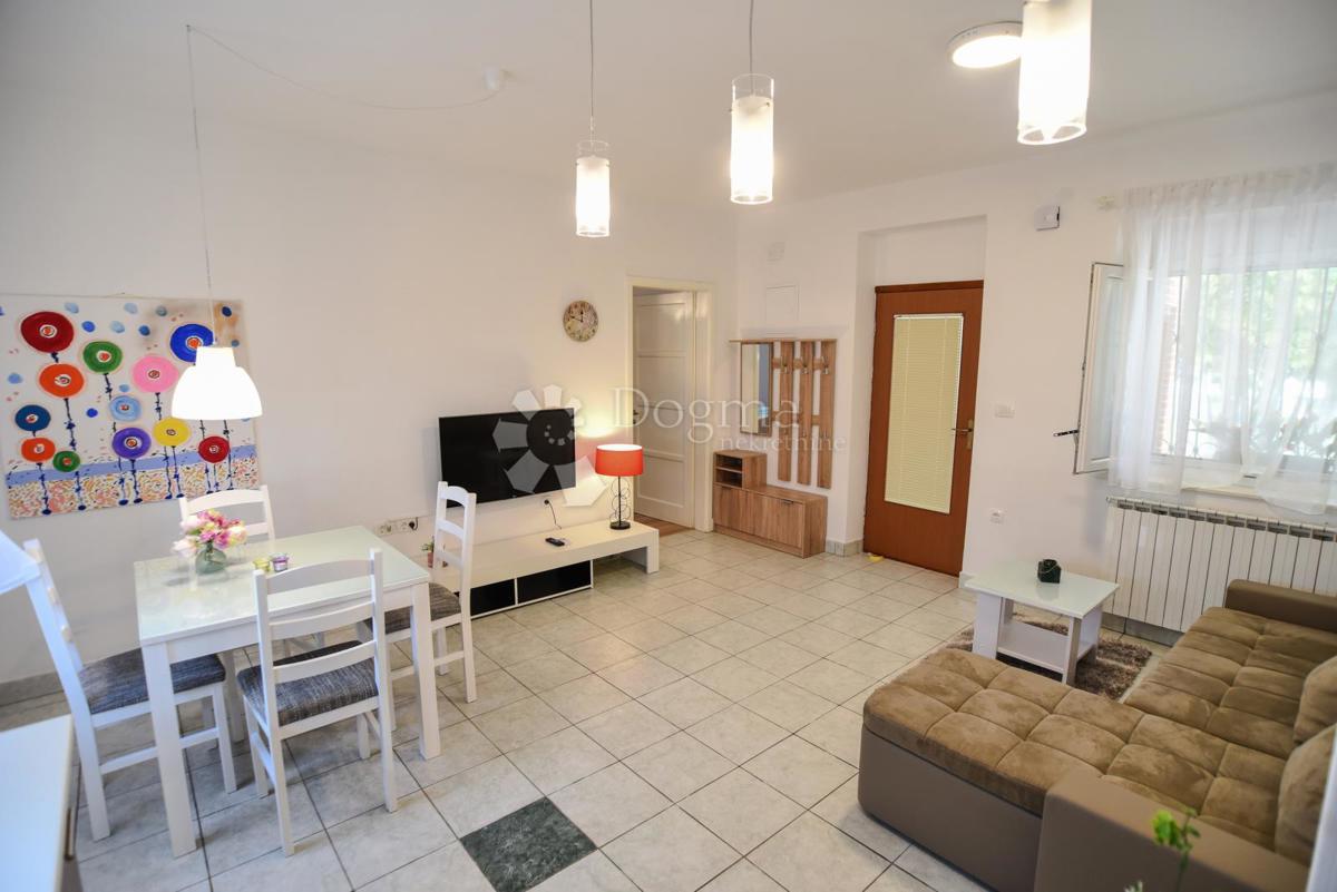 Elegantna družinska hiša z dvoriščem in garažo