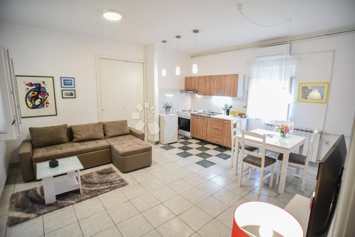 Elegantna družinska hiša z dvoriščem in garažo