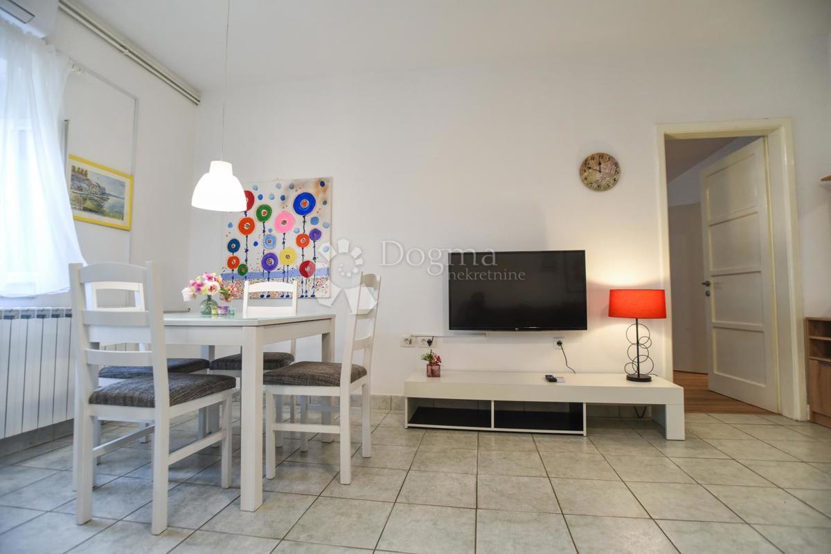 Elegantna družinska hiša z dvoriščem in garažo