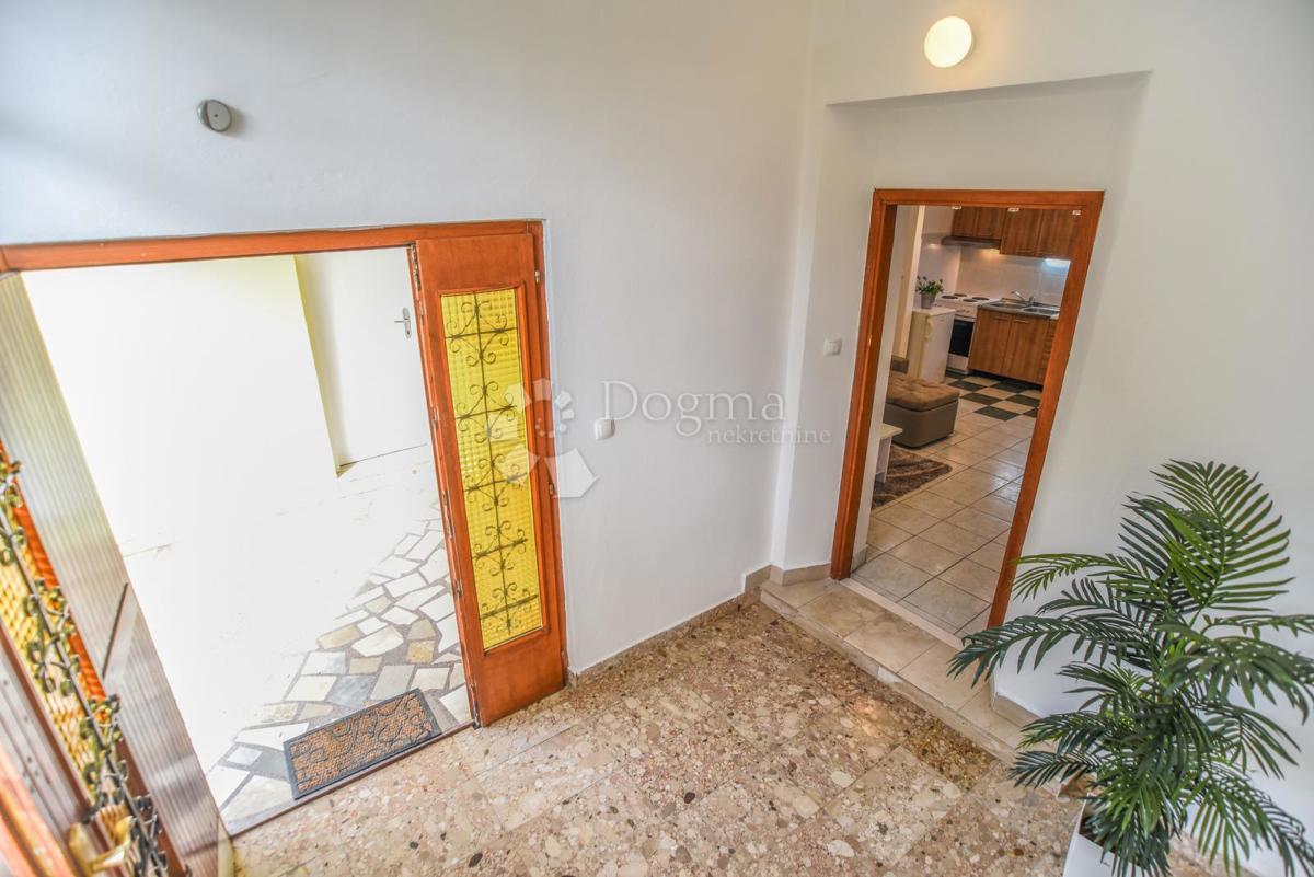 Elegantna družinska hiša z dvoriščem in garažo