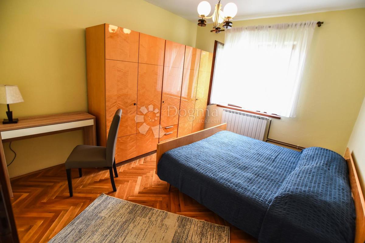 Elegantna družinska hiša z dvoriščem in garažo