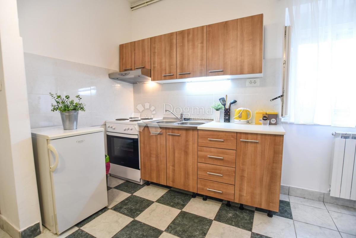 Elegantna družinska hiša z dvoriščem in garažo