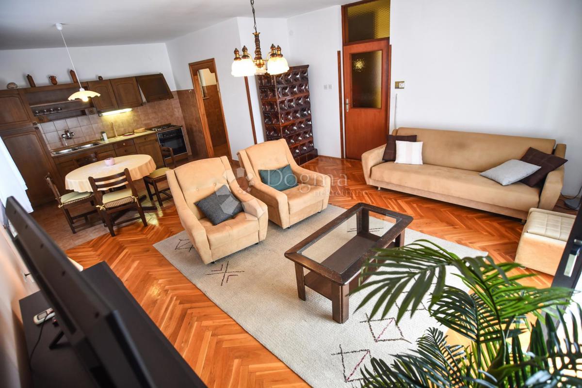 Elegantna družinska hiša z dvoriščem in garažo