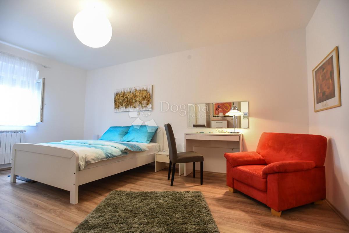 Elegantna družinska hiša z dvoriščem in garažo