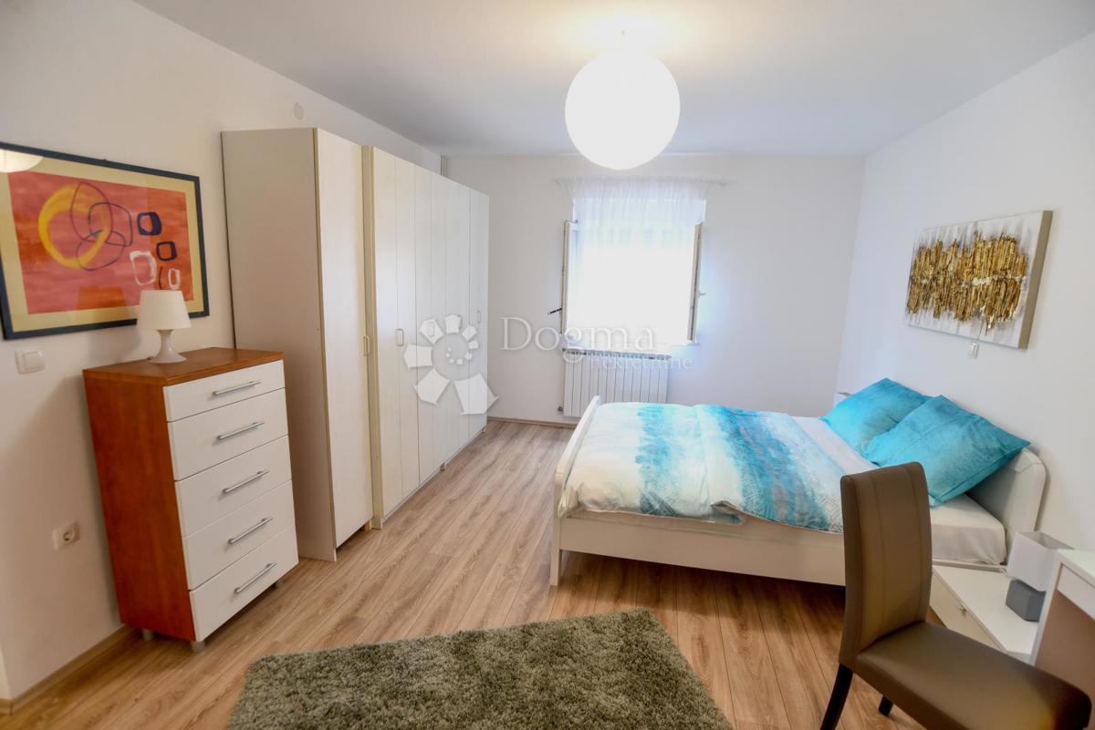 Elegantna družinska hiša z dvoriščem in garažo