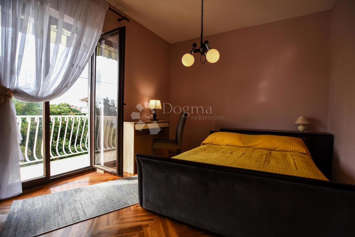 Elegantna družinska hiša z dvoriščem in garažo