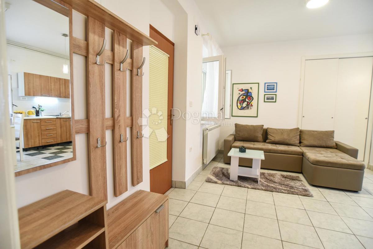 Elegantna družinska hiša z dvoriščem in garažo