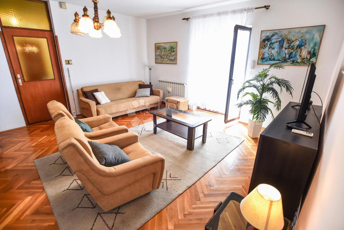 Elegantna družinska hiša z dvoriščem in garažo