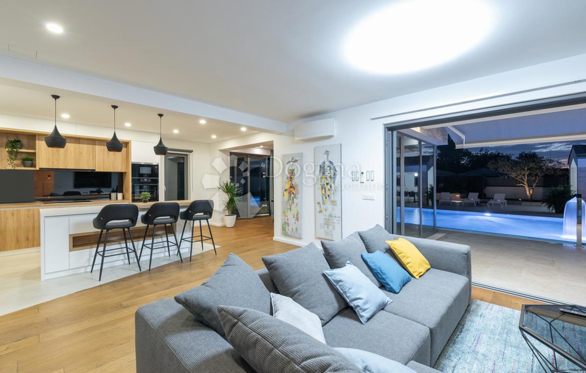 Hiša Karojba, 357m2